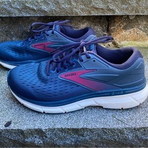 Women’s Brooks Dyad 11 Running Sneakers - Size 10